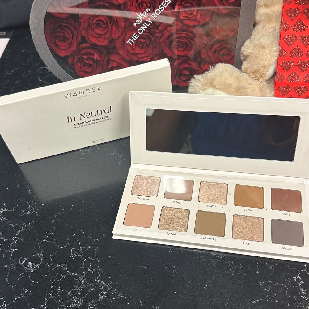 Wander Beauty Neutral Eyeshadow Palette with Brown and Cream Shades